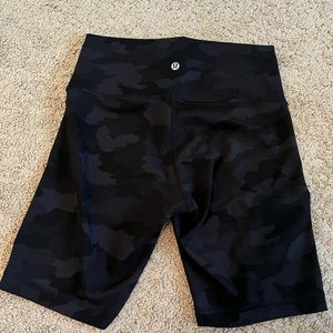 LULULEMON WUNDER UNDER SHORTS 8” size 8